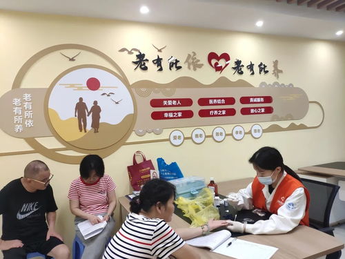 便民服務(wù)進(jìn)社區(qū)，寶山居民在家門(mén)口享受理發(fā)、測(cè)血糖、量血壓等健康咨詢(xún)